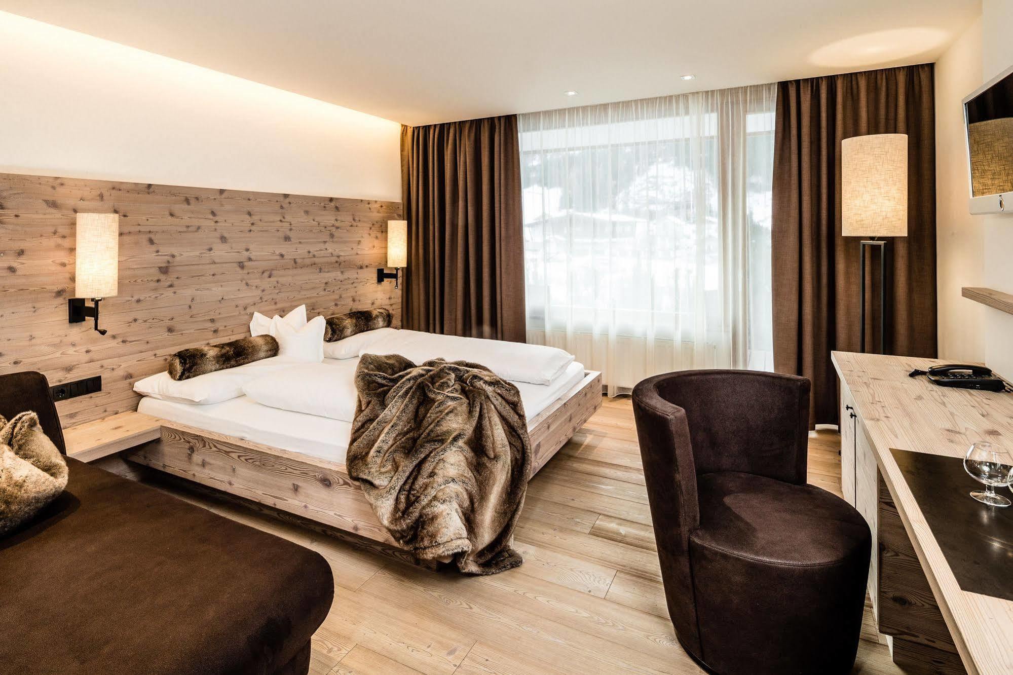 Arthotel Anterleghes - Gardenahotels เซลวาดีวัลการ์เดนา ภายนอก รูปภาพ