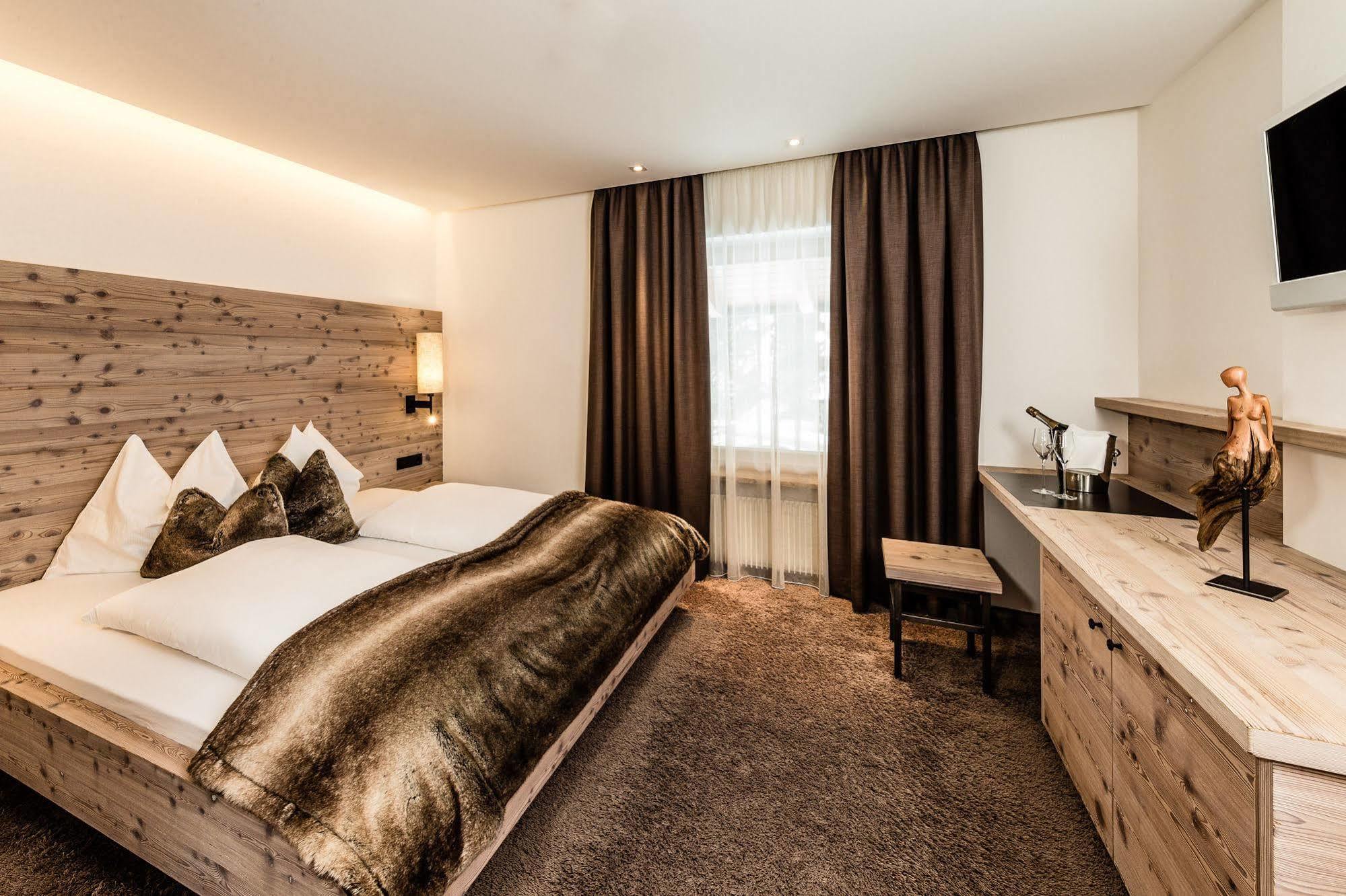 Arthotel Anterleghes - Gardenahotels เซลวาดีวัลการ์เดนา ภายนอก รูปภาพ